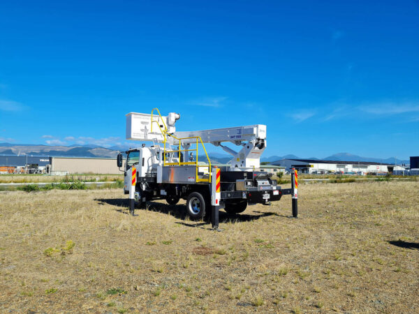 Linelift® DHT150S Short on NQR500 Truck - Image 2