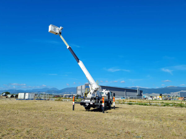 Linelift® DHT150S Short on NQR500 Truck - Image 3