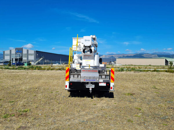 Linelift® DHT150S Short on NQR500 Truck - Image 4
