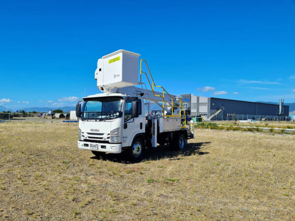 Linelift® DHT150S Short on NQR500 Truck - Image 5
