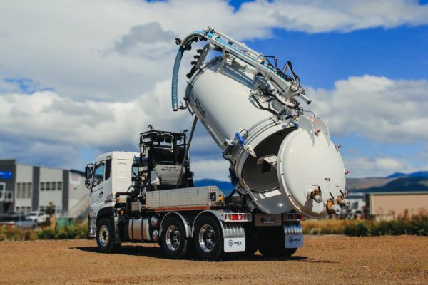 Allvac® AV7000H Hydro Excavator on UD Quon - Image 2