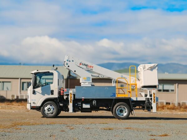 Linelift® DHT120 on Isuzu NQR500 Truck - Image 6