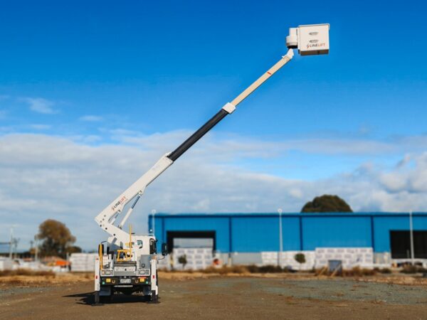 Linelift® DHT120 on Isuzu NQR500 Truck - Image 8