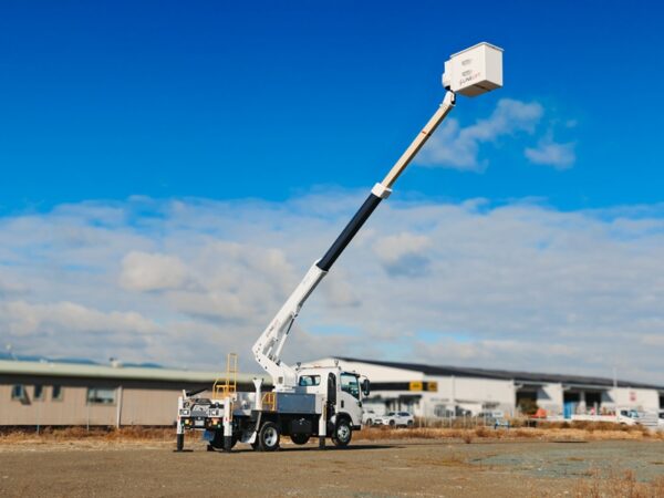 Linelift® DHT120 on Isuzu NQR500 Truck - Image 9