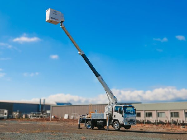 Linelift® DHT120 on Isuzu NQR500 Truck - Image 10