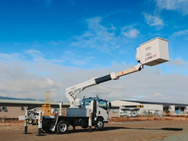Linelift® DHT120 on Isuzu NQR500 Truck - Image 11