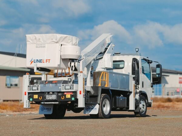Linelift® DHT120 on Isuzu NQR500 Truck - Image 2