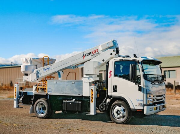 Linelift® DHT120 on Isuzu NQR500 Truck - Image 4