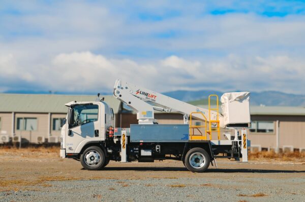 Linelift® DHT120 on Isuzu NQR500 Truck - Image 3