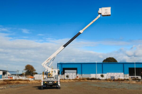 Linelift® DHT120 on Isuzu NQR500 Truck - Image 8