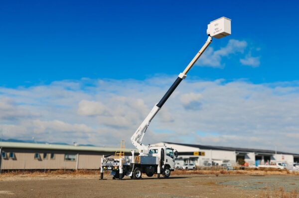 Linelift® DHT120 on Isuzu NQR500 Truck - Image 9