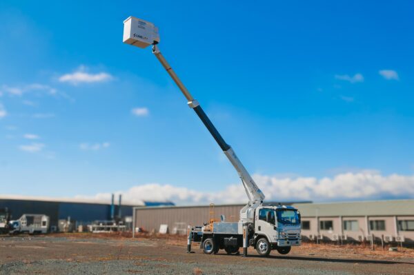 Linelift® DHT120 on Isuzu NQR500 Truck - Image 10