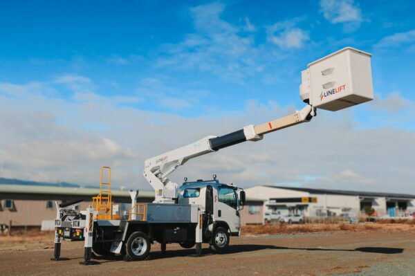 Linelift® DHT120 on Isuzu NQR500 Truck - Image 7