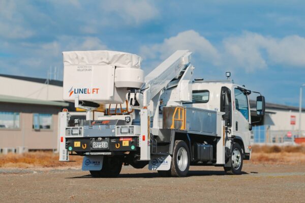 Linelift® DHT120 on Isuzu NQR500 Truck - Image 6