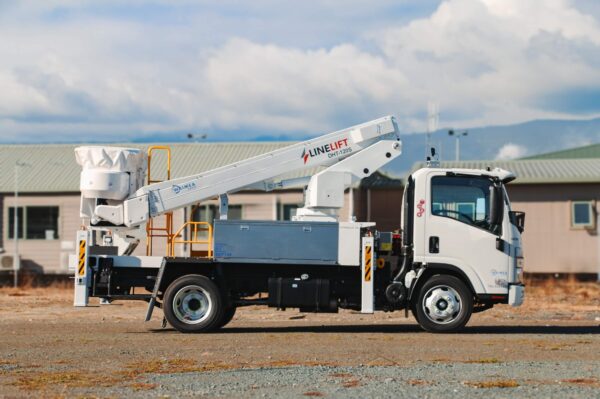Linelift® DHT120 on Isuzu NQR500 Truck - Image 5