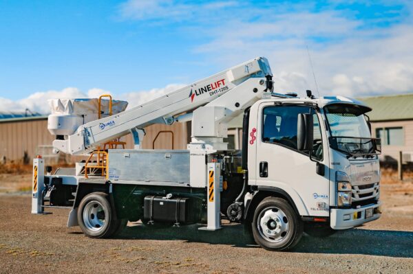 Linelift® DHT120 on Isuzu NQR500 Truck - Image 4