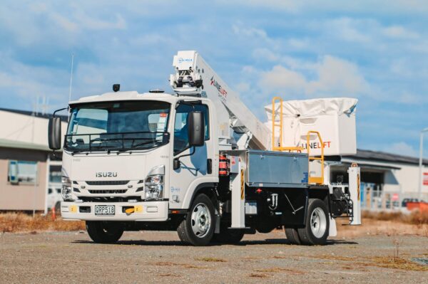 Linelift® DHT120 on Isuzu NQR500 Truck - Image 2