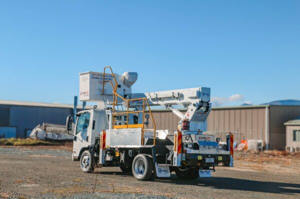Linelift® DHT150S on Isuzu NQR500 4x2 Truck - Image 5