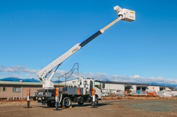 Linelift® DHT150S on Isuzu NQR500 4x2 Truck - Image 9