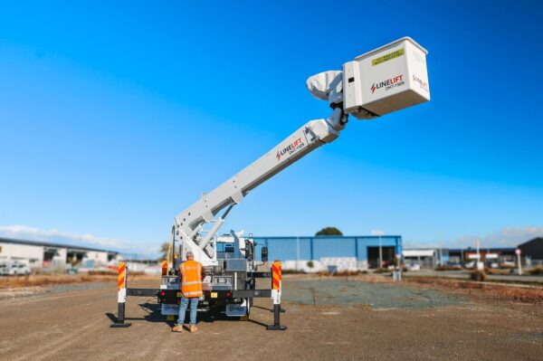 Linelift® DHT150S on Isuzu NQR500 4x2 Truck - Image 8