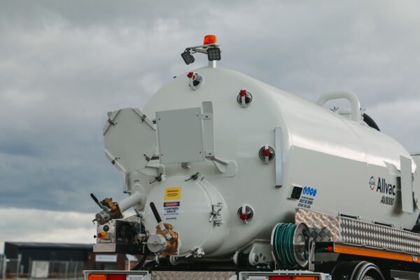 Allvac® AV8000 Aluminium Vacuum Tanker on Hino 4×2 - Image 8