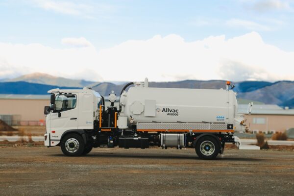 Allvac® AV8000 Aluminium Vacuum Tanker on Hino 4×2 - Image 2