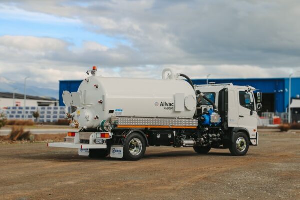 Allvac® AV8000 Aluminium Vacuum Tanker on Hino 4×2 - Image 3