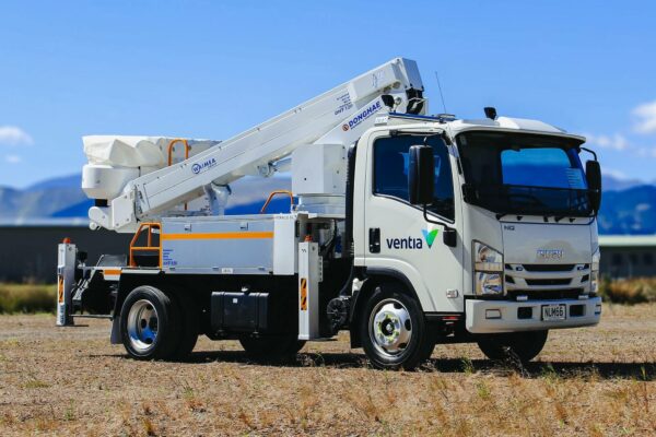 Linelift® DHT120 on Isuzu NQR500 Truck