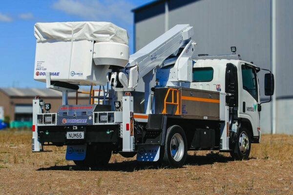 Linelift® DHT120 on Isuzu NQR500 Truck - Image 3