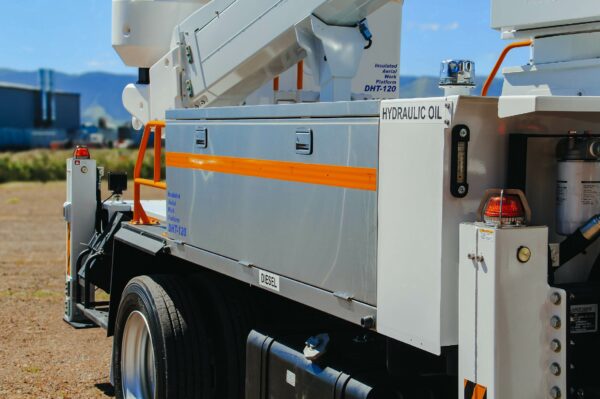 Linelift® DHT120 on Isuzu NQR500 Truck - Image 5