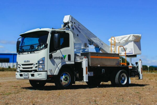Linelift® DHT120 on Isuzu NQR500 Truck - Image 2