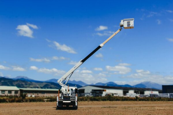 Linelift® DHT120 on Isuzu NQR500 Truck - Image 4