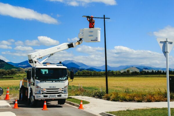 Linelift® DHT120 on Isuzu NQR500 Truck - Image 9