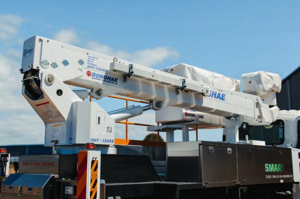 Linelift® DHT150AS on Isuzu FRR500 Truck - Image 3