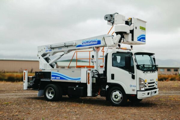Linelift® DHT150S on Isuzu NQR500 4x2 Truck