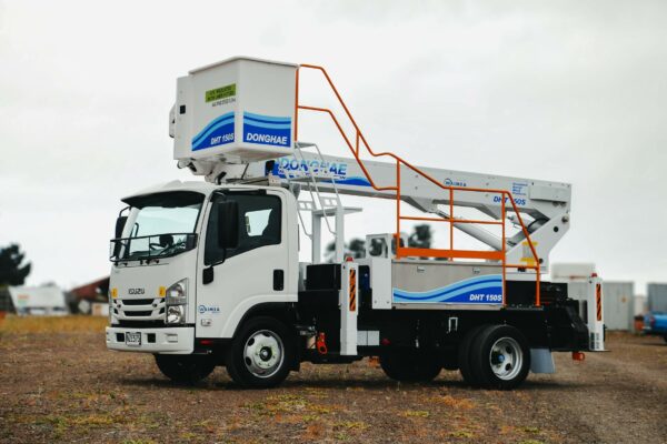 Linelift® DHT150S on Isuzu NQR500 4x2 Truck - Image 2