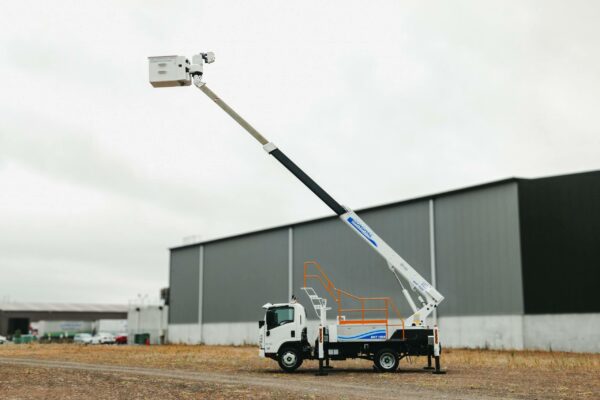 Linelift® DHT150S on Isuzu NQR500 4x2 Truck - Image 6