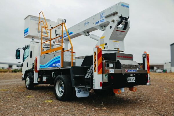 Linelift® DHT150S on Isuzu NQR500 4x2 Truck - Image 3