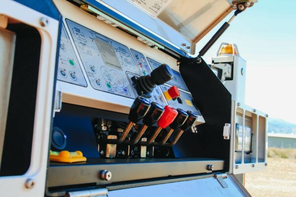 Linelift® DHT120 on Isuzu NQR500 Truck - Image 6