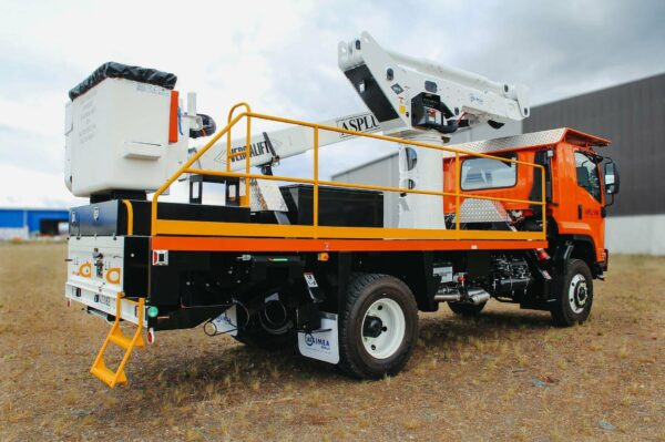 Versalift VST5000 on Isuzu FTS800 Truck - Image 3