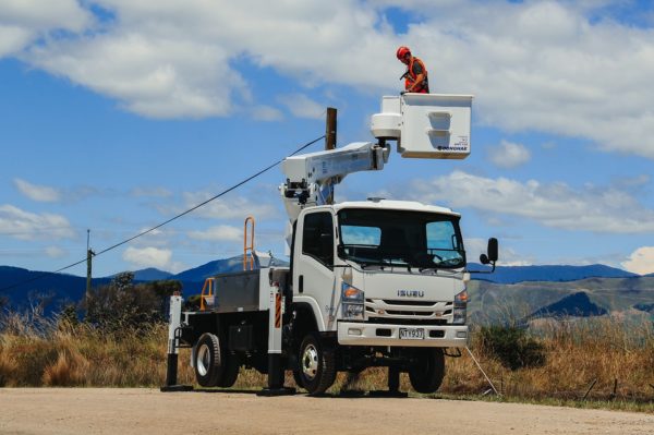 Linelift® DHT120 on Isuzu NPS450 Truck