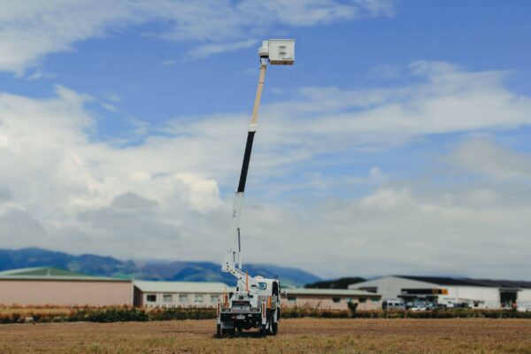 Linelift® DHT120 on Isuzu NPS450 Truck - Image 6