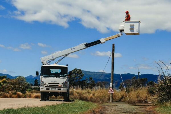 Linelift® DHT120 on Isuzu NPS450 Truck - Image 7