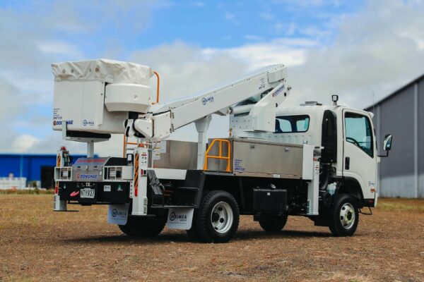 Linelift® DHT120 on Isuzu NPS450 Truck - Image 3