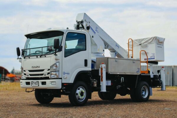 Linelift® DHT120 on Isuzu NPS450 Truck - Image 2