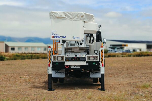 Linelift® DHT120 on Isuzu NPS450 Truck - Image 4