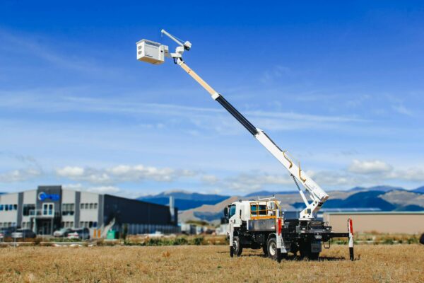 Linelift® DHT160AS on Isuzu FTS800 Truck - Image 2