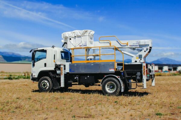 Linelift® DHT160AS on Isuzu FTS800 Truck - Image 5