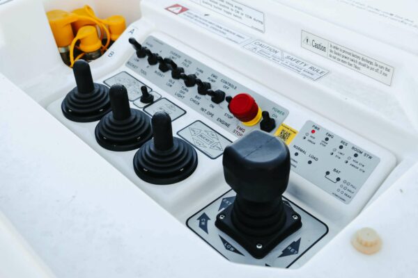Linelift® DHT160AS on Isuzu FTS800 Truck - Image 3