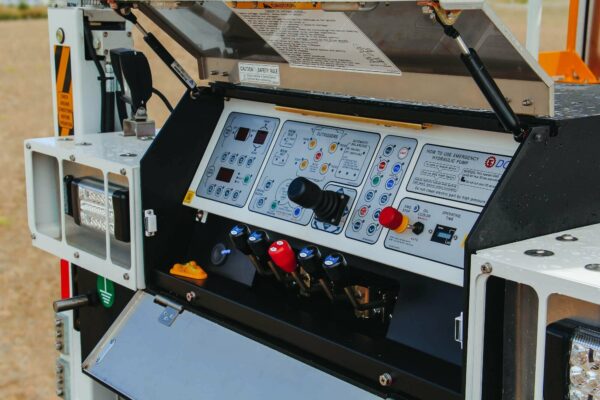 Linelift® DHT120 on Isuzu NPS450 Truck - Image 5